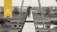 Bauarbeiter auf einem Träger einer Ihmebrücke in Hannover 1964  