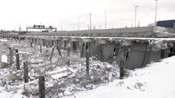 Eine abgerissene Autobahnbrücke.