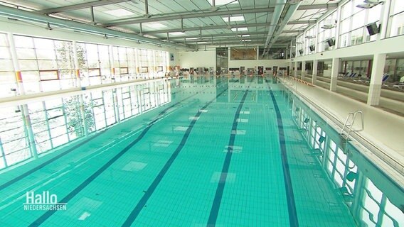 Ein leeres Schwimmbad  