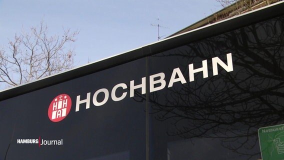 Logo und Schriftzug der Hamburger Hochbahn auf einem Bus.  