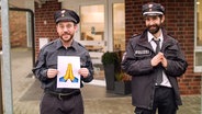 Zwei glückliche Polizeibeamte.  