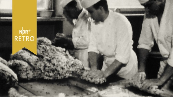 Drei Bäcker beim Fertigen von Dresdner Christstollen (1964)  