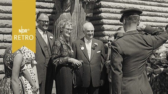 Wilhelm Käber inmitten einer Festgesellschaft, ein Soldat vor ihm salutiert (1963 in Pretoria)  