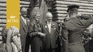 Wilhelm Käber inmitten einer Festgesellschaft, ein Soldat vor ihm salutiert (1963 in Pretoria)  