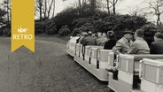 Kleineisenbahn fährt Besucher über das Hamburger IGA-Gelände 1963  