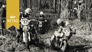 Motorradfahrer bei Cross-Rennen in einem Matschgraben teils festgefahren (1963)  