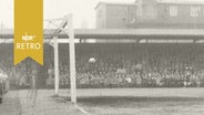 Ball fliegt ins Tor am Stadion am Rothenbaum in Hamburg 1963 (HSV - Hannover 96)  