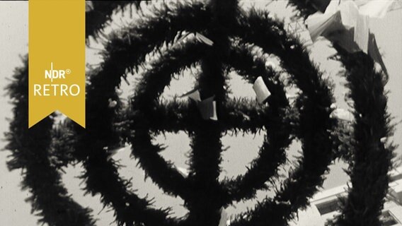 Blick von unten in eine Richtkrone beim Richtfest (1963)  