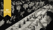 Teilnehmer am Mahl der Arbeit in Bremen 1963 applaudieren  
