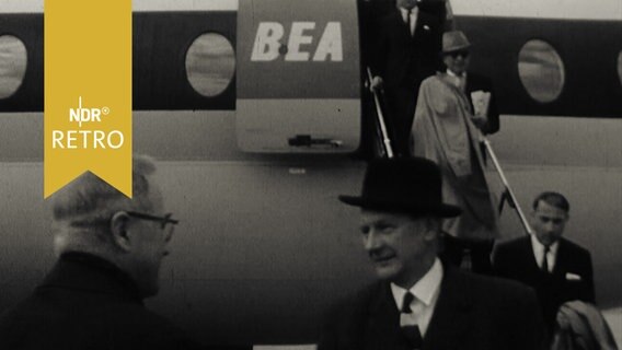 John Lynch, irischer Handelsminister, wird am Flughafen Hannover begrüßt (1963)  