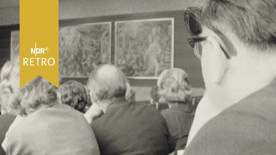 Gäste einer Feierstunde betrachten den Bilderzyklus Triptychon von Oskar Kokoschka in der Uni Hamburg 1963  