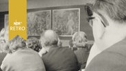 Gäste einer Feierstunde betrachten den Bilderzyklus Triptychon von Oskar Kokoschka in der Uni Hamburg 1963  