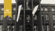 Mit Flagge des Malteserordens geschmücktes Gebäude in Flensburg (1963)  