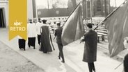 Wallfahrer auf dem Weg in die Wahlfahrtskirche St. Maria, Mutter der Sieben Schmerzen in Bethen (1963)  