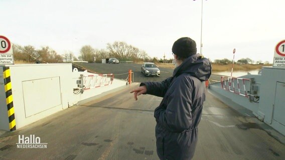 Der Mitarbeiter der Fähre Manfred Driesner zeigt den Autofahrern wo sie auf der Fähre parken können.  
