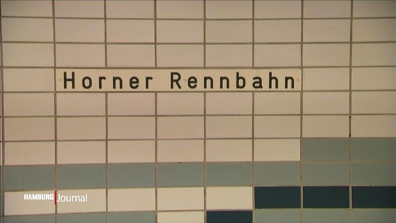An einer Wand steht "Horner Rennbahn".  