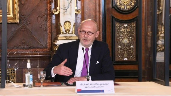 Wirtschaftssenator, Michael Westhagemann bei einer Pressekonferenz.  