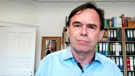 NDR-Reporter Herrmann-Josef Tenhagen sitzt in seinem Arbeitszimmer vor der Kamera.  