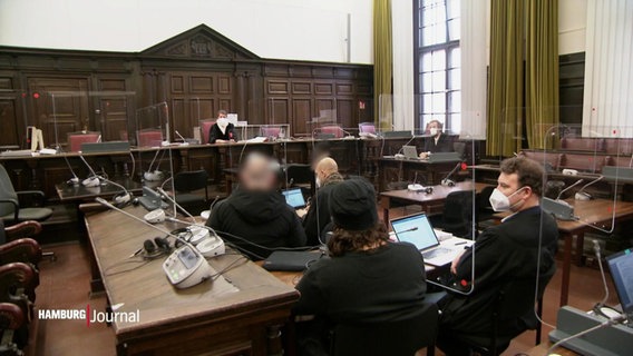 Blick in einen Gerichtssaal des Landgerichts in Hamburg: Drei Männer sind angeklagt, weil sie einen 55-Jährigen verprügelt haben sollen.  