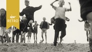 Kinder springen einen Diech hinunter (Ferienschule Neugraben, 1964)  