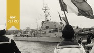 Marinesoldaten im Hafen von Flensburg vor einem Kriegsschiff, französische Flagge im Bild (1964)  