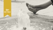 Frauenfüße auf dem Rand eines Springbrunnens (1964)  