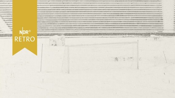 Ein Tor im leeren und tief verschneiten Niedersachsenstadion im Februar 1965  