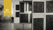 Blick in einen Ausstellungsraum mit Kunstplatten aus Eisenguss (1964)  