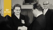 Braunschweigs Oberbürgermeisterin Martha Fuchs bei Entgegennahme des Großen Verdienstkreuzes des Landes Niedersachsen (1964)  
