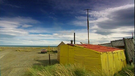 Eine Hütte am Meer auf einer Insel in Feuerland.  