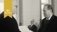 Bildhauer Gustav Seitz bei Preisverleihung mit Gratulant Kultusminster Hans Mühlenfeld (1964, Hannover)  