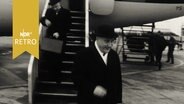 Ministerpräsident Georg Diederichst geht von der Gangway eines Flugzeugs auf das Rollfeld (1964)  