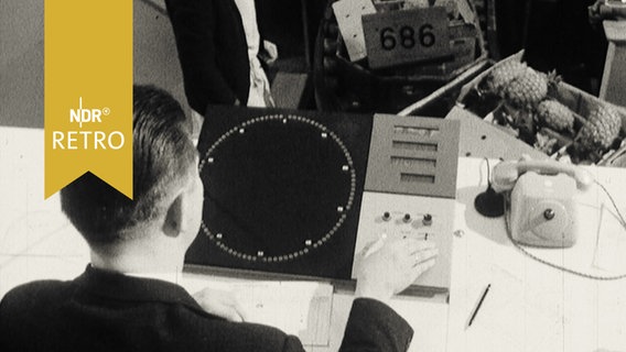 Autkionator in der Fruchtbörse am Schaltpul (1964)  