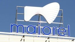 Das Logo der Firma Majorel auf dem Dach eines Standortes.