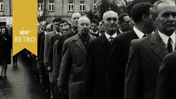 Mitglieder der Hilfsgemeinschaft ehemaliger Angehöriger der Waffen SS in Rendsburg bei einer Demostration 1964  