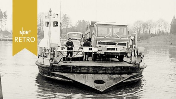 Fähre bringt LKW und PKW über den Nord-Ostsee-Kanal (1964)  