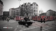 Blick auf die Kreuzung auf der sich der Unfall 2011 in Eppendorf abspielte. Zu sehen ist ein verunglückter Pkw und zahlreiche Rettungsfahrzeuge, die drum herum stehen. In dem Bild wurden die Grautöne hervorgehoben.  