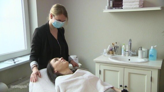 Die Kosmetikerin Lisa Zimmermann in ihrem Kosmetikstudio mit einer Kundin.  