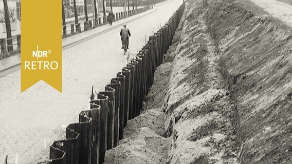 Deich im Bau an der Weser in Bremen (1964)  