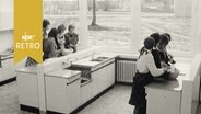 Kinder im Hauswirtschaftsunterricht in einer Schulküche 1964  