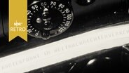 Auf einem Tickerstreifen erscheint die Schriftzeile "Knotenpunkt im Weltnachrichtenverkehr" in der gleichnamigen Hamburger Ausstellung 1965  