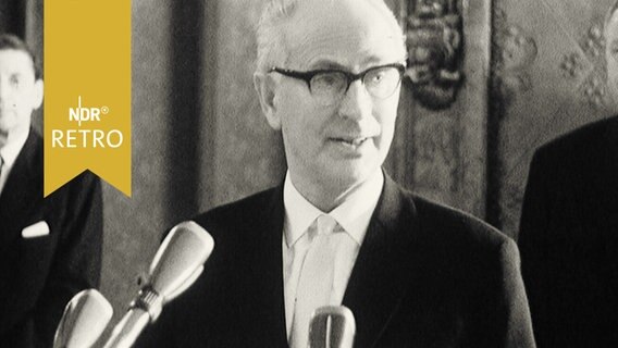 Bürgermeister Paul Nevermann beim Neujahrsempfang 1965  