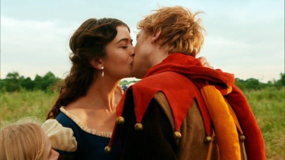 Kathrin (Anna Bederke) und Till Eulenspiegel (Jacob Matschenz) küssen sich. © NDR Screenshot 