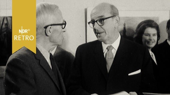 Hamburgs Kultursenator Hans-Harder Biermann-Ratjen zur Ausstellungseröffnung in der Galerie Commeter mit dem Künstler Frans Masareel  