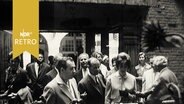 Diplomaten und Ehefrauen in der Böttcherstraße Bremen bei einer Stadtbesichtigung (1964)  