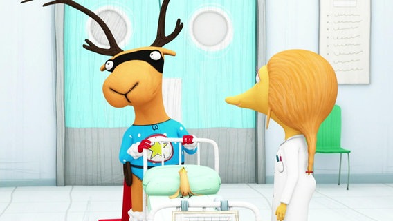 Edgar steht mit Gina, der Ärztin, neben einem Krankenbett. In dem Bett liegt einer kleiner, gelber Vogel. © NDR 