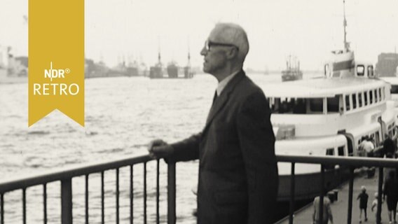 Der Zeichner Frans Masereel an den St. Pauli Landungsbrücken beim Blick über die Elbe 1964  