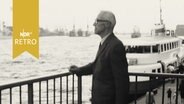 Der Zeichner Frans Masereel an den St. Pauli Landungsbrücken beim Blick über die Elbe 1964  