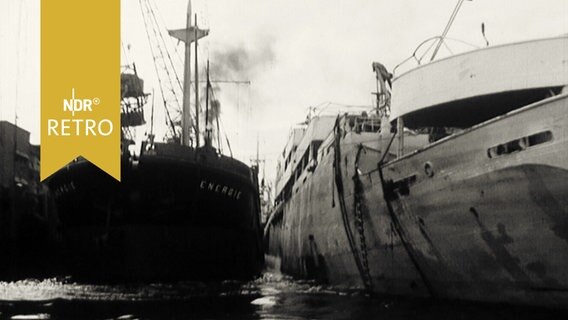 Schiffe in der Hamburger Werft der Howaldtswerke 1964  