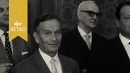 Flugpionier Gerhard Fieseler zwischen anderen Herren bei einer Ehrung für seine Verdienste um den Flugsport 1964  